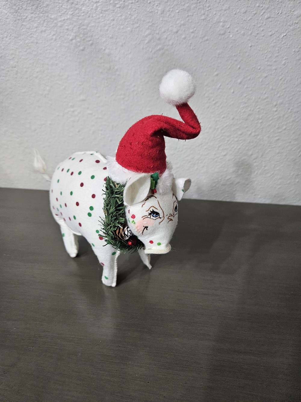 Annalee White Polka Dot Pig with Red Santa Hat and Green Wreath 2006
